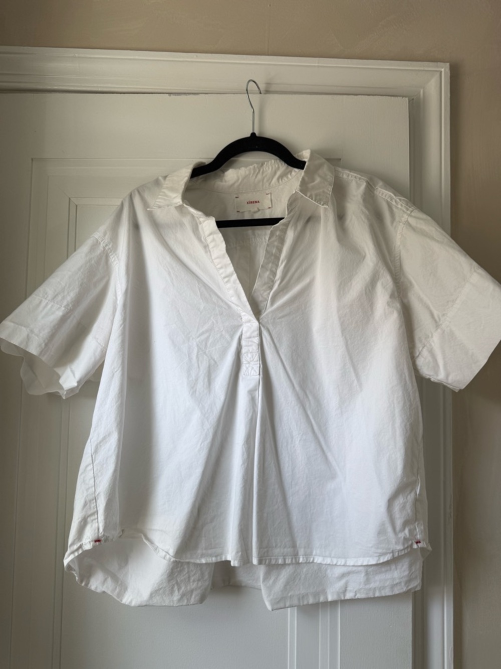 XiRENA White Short-Sleeve Split V-Neck Cotton Blouse